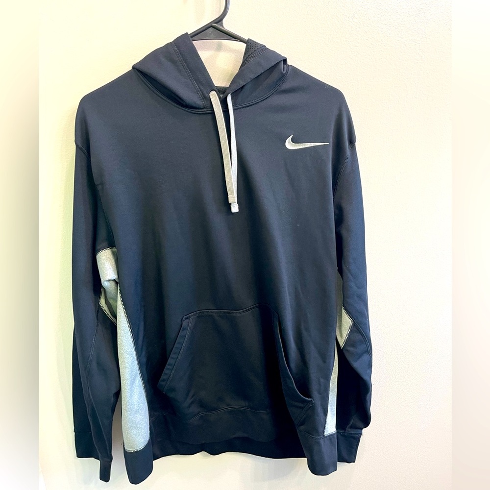 Men’s Nike Therma hoodie in black. Large.